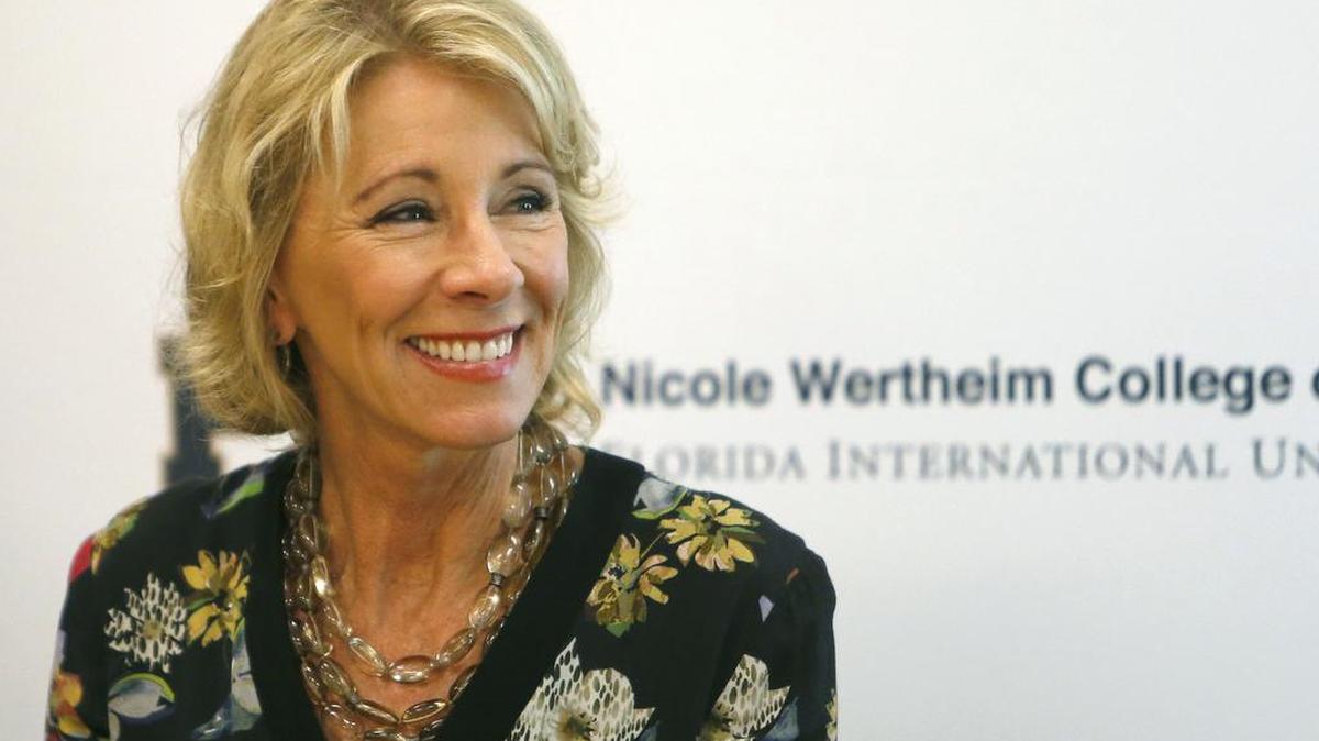 La secretaria de Educación, Betsy DeVos, visita la Universidad Internacional de la Florida este jueves.
