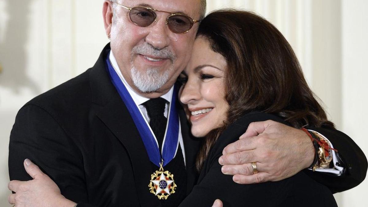 Gloria y Emilio Estefan se abrazan en la ceremonia de entrega de la Medalla Presidencial de la Libertad, en la Casa Blanca.