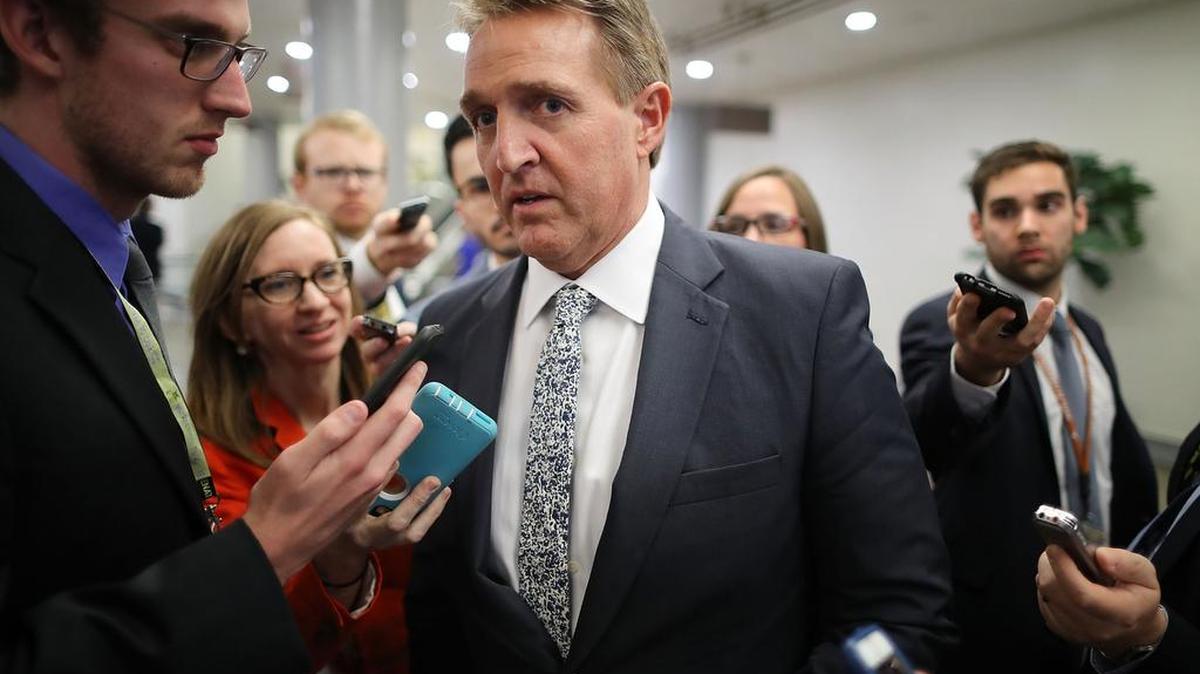 El senador Jeff Flake (republicano por Arizona) habla con la prensa en el Capitolio de Washington, el 30 de noviembre.