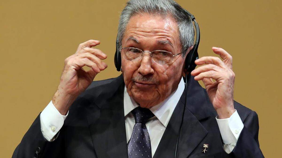 El gobernante de Cuba, Raúl Castro, y el presidente de Estados Unidos Barack Obama (fuera de cuadro) participan el lunes 21 de marzo de 2016, de una rueda de prensa tras una reunión sostenida en el Palacio de la Revolución en La Habana.