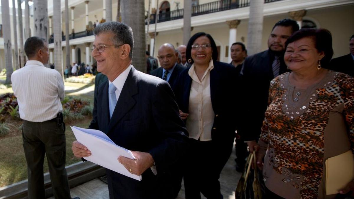 El presidente de la Asamblea Nacional de Venezuela, Henry Ramos Allup, sale del parlamento el martes, después que se suspendió la sesión.