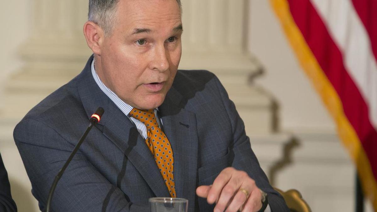 Scott Pruitt, presionado por problemas de ética, renunció a su cargo de director de la Agencia de Protección Ambiental.