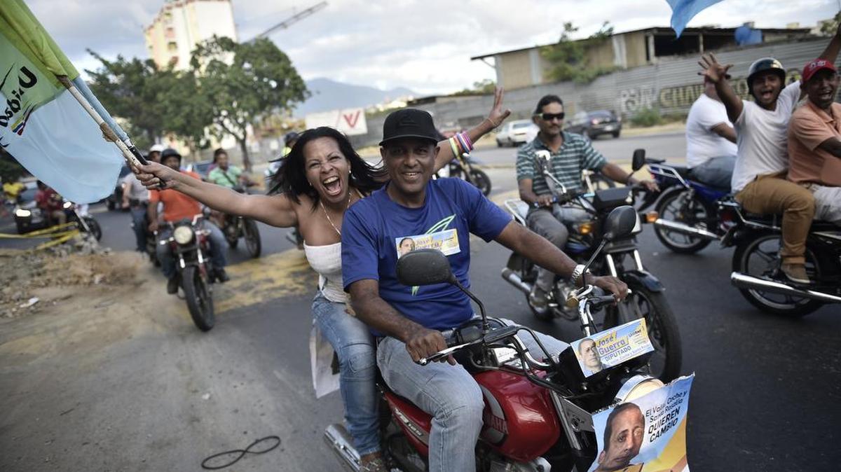 Motociclistas opuestos al gobierno venezolano celebran en Caracas el triunfo electoral del domingo.