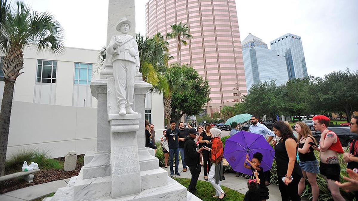 Activistas piden el retiro de un monumento confederado en Tampa.