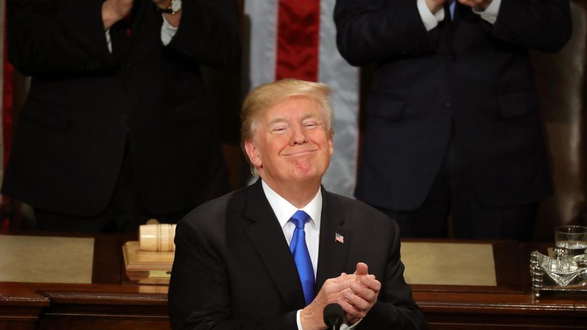 El presidente Donald J. Trump aplaude durante el discurso sobre el Estado de la Unión que pronunció en la Cámara de Representantes el 30 de enero.