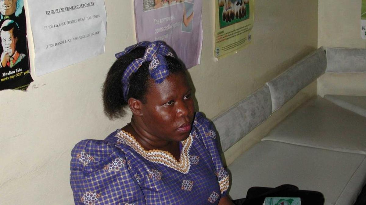 Una mujer espera su turno para recibir ayuda en una clínica de Mombasa, Kenya.