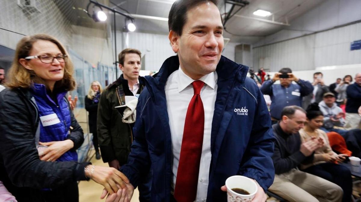 El candidato republicano Marco Rubio llega a un acto de su campaña en la localidad de Bow, en Nueva Hampshire.