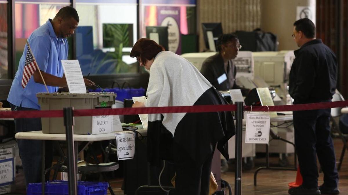Varias personas votan en el downtown de Miami en las elecciones anticipadas. Las primarias tienen lugar este martes.