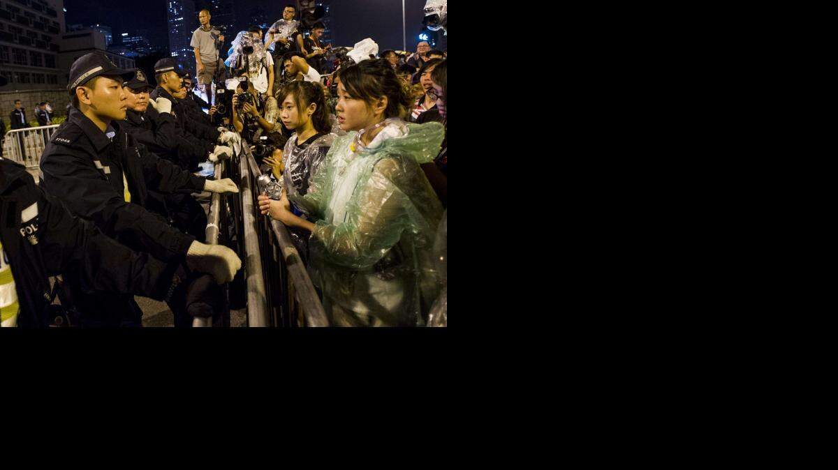 
Manifestantes por la democracia se enfrentan este miércoles a la policía en Hong Kong.
