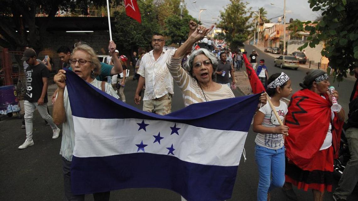 Opositores al gobierno de Honduras protestan en Tegucigalpa la decisión del gobierno de EEUU de poner fin al TPS que protegía a más de 55,000 hondureños en Estados Unidos.