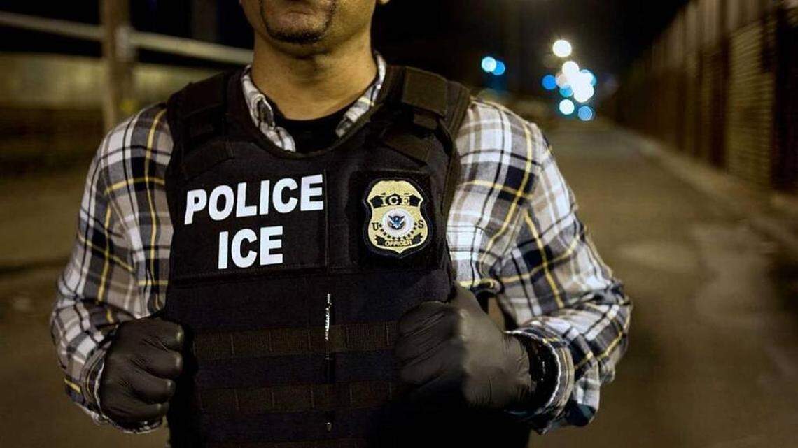 La Policía de Inmigración y Aduanas (ICE) está separando familias y haciendo redeadas de inmigrantes como parte de las políticas del presidente Donald Trump.