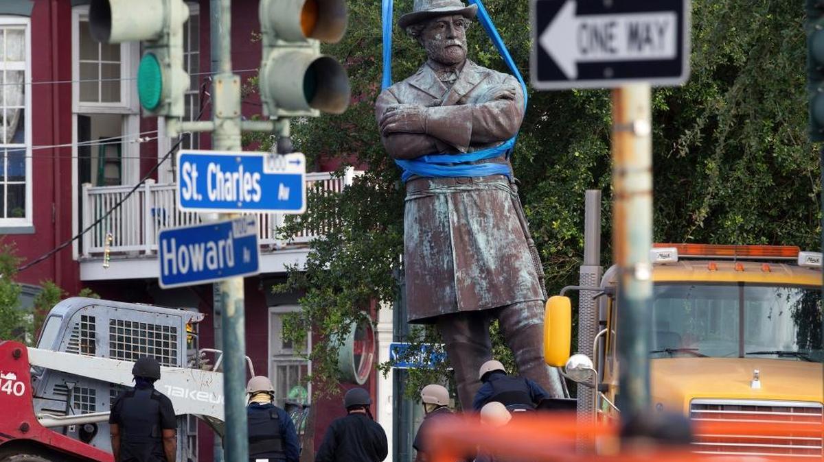 Una estatua del general confederado Robert E. Lee en Nueva Orleáns es removida el pasado 19 de mayo.