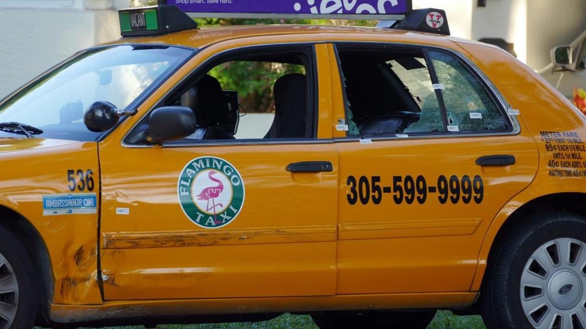 
Varios desconocidos dispararon contra un taxi en Miami Beach, el lunes en la madrugada.
