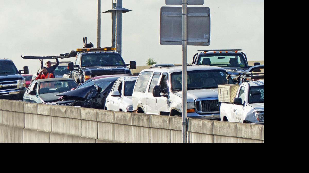 
Una colisión entre 17 vehículos bloquea el Palmetto Expressway en dirección norte el pasado 4 de enero.
