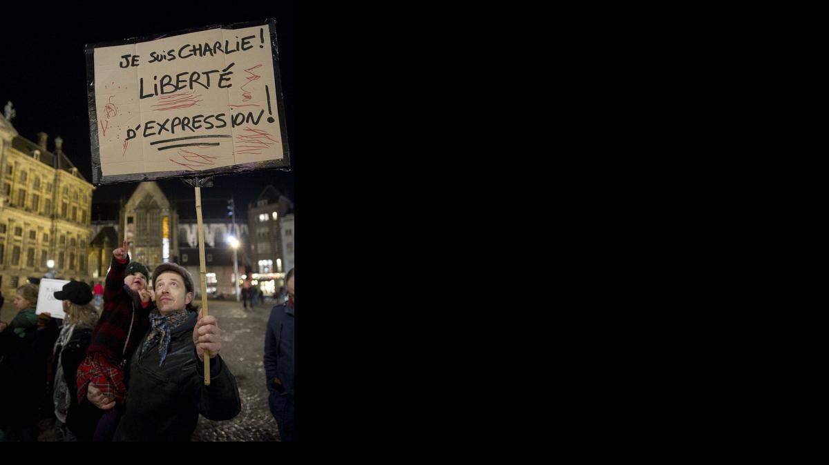 
Un grupo de personas protesta en Amsterdam por el ataque contra la revista francesa Charlie Hebdo.
