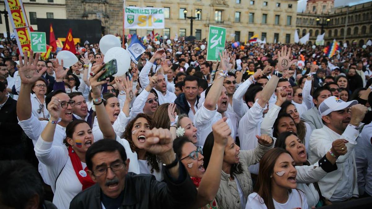 Una multitud en Bogotá celebra la firma del acuerdo de paz entre el gobierno y la guerrilla, el lunes pasado.