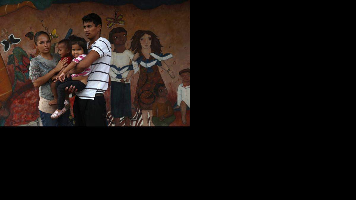 
Una familia de inmigrantes procedente de Honduras llega a un albergue en la localidad mexicana de Tenosique, el 15 de septiembre, en su ruta hacia Estados Unidos.
