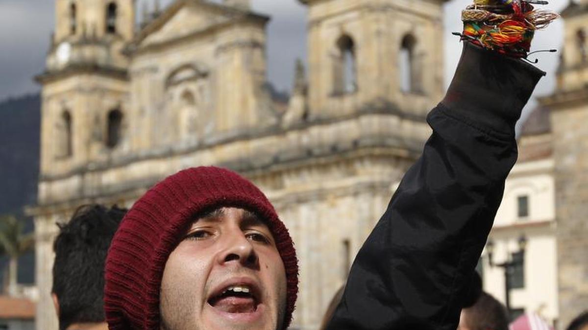 Un partidario del acuerdo de paz en Colombia grita consignas frente a la Asamblea Nacional en Bogotá, el lunes pasado.