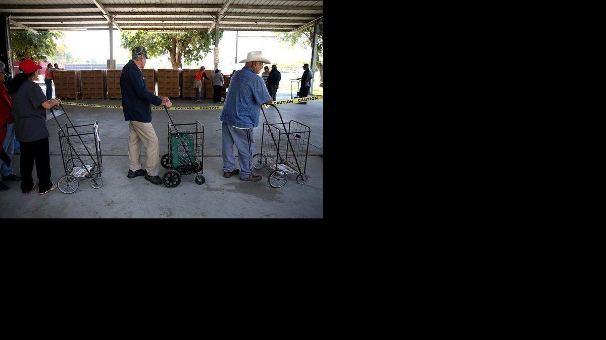 
Personas necesitadas hacen fila en un banco de alimentos en Firebaugh, California, el pasado agosto.
