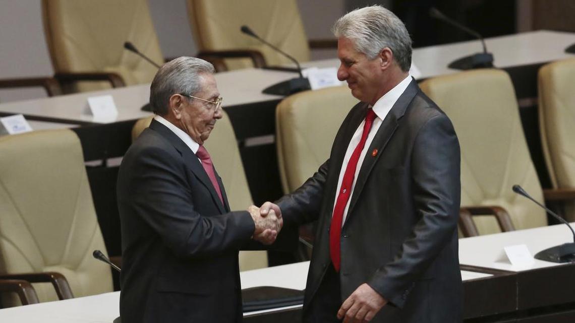 El nuevo presidente de Cuba, Miguel Díaz-Canel (der.), estrecha la mano de su antecesor, Raúl Castro, en la Asamblea Nacional del Poder Popular en La Habana, este jueves.