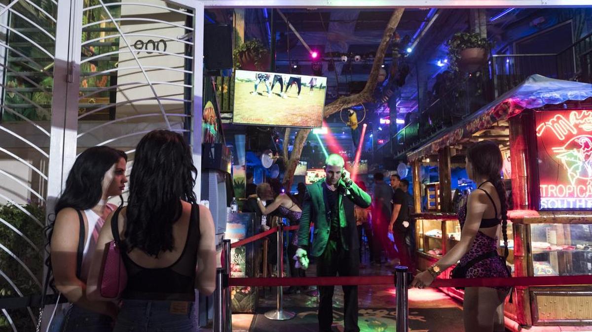 Varias jóvenes esperan para entrar en el club Mangos, en Ocean Drive, el pasado junio. Muchos residentes de Miami Beach se quejan del ruido en los clubes a altas horas de la noche.