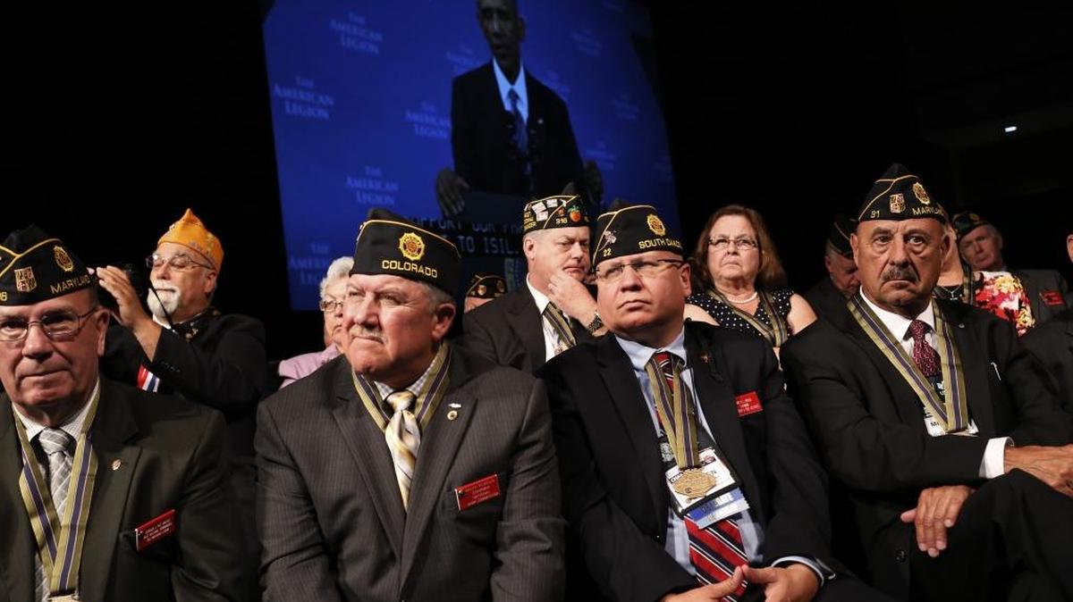 Un grupo de veteranos escucha al presidente Barack Obama en Charlotte, Carolina del Norte, hablando sobre la atención a ex militares, en agosto del año pasado.
