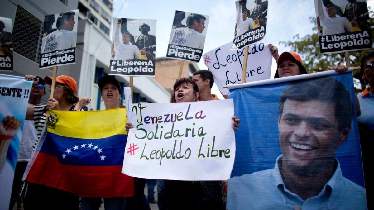 Una multitud manifiesta su respaldo al líder opositor encarcelado Leopoldo López frente a un tribunal de Caracas, el pasado septiembre.