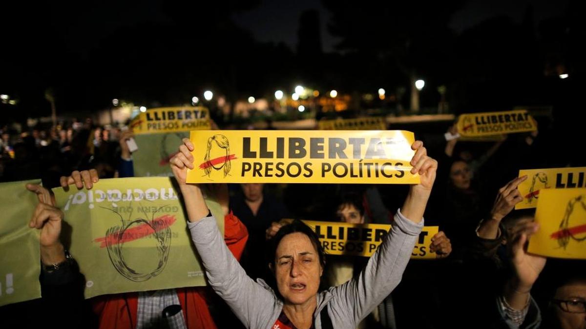 Una multitud protesta el 2 de noviembre frente al Parlamento de Cataluña, en Barcelona, contra la decisión de encarcelar a ex miembros del gobierno catalán.
