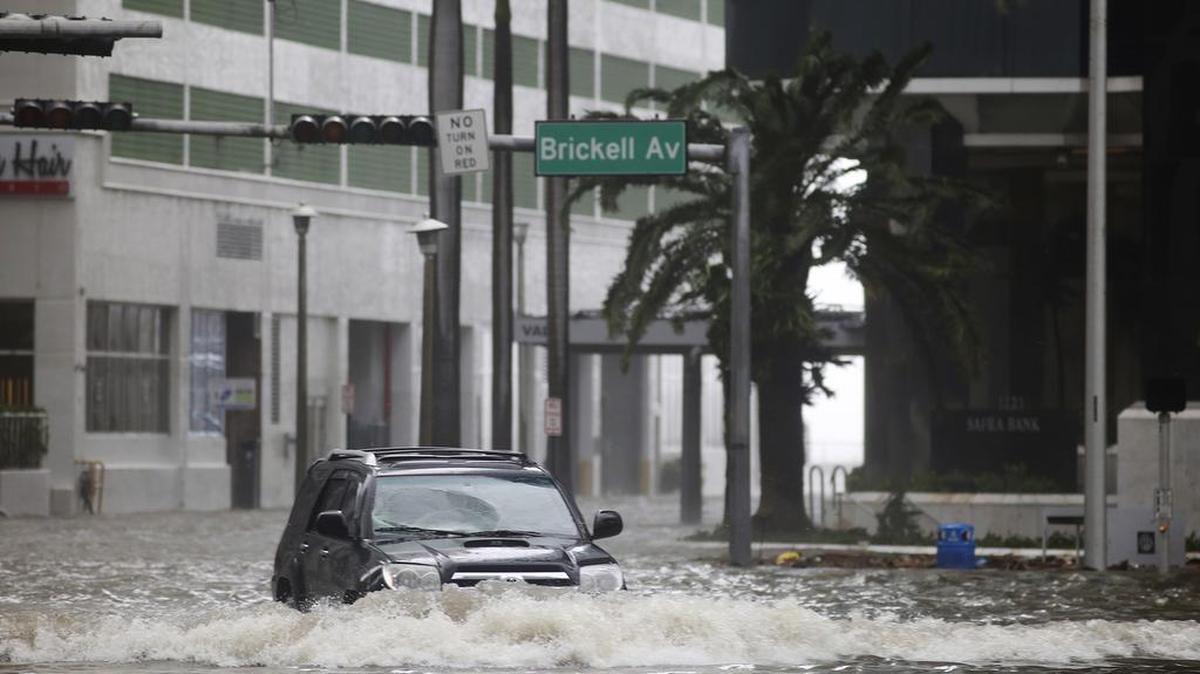 Un vehículo cruza la avenida Brickell, inundada al paso del huracán Irma, el pasado septiembre.