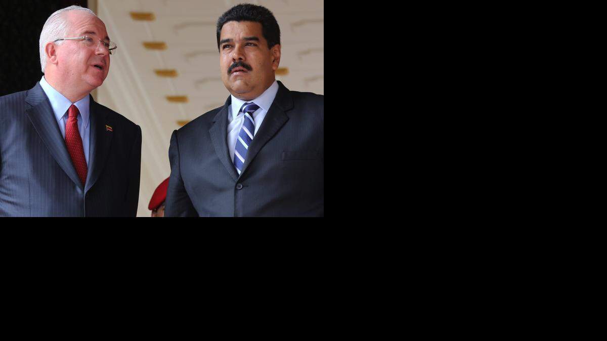 
El presidente de Venezuela, Nicolás Maduro (der.), conversa con su ministro de Relaciones Exteriores, Rafael Ramírez.