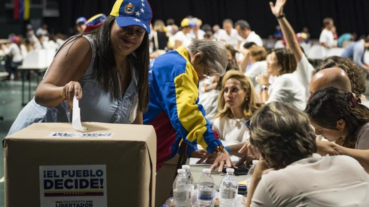 Maria Patricia Marcano vota en el plebiscito venezolano en el Watsco Center, Coral Gables, este domingo 16 de julio.