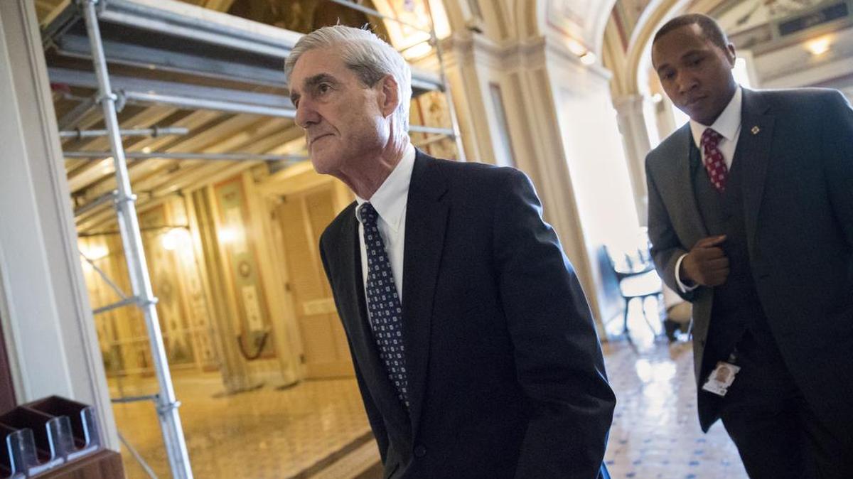 El asesor especial Robert Mueller sale de una reunión con el comité judicial del Senado en el Capitolio de Washington, el 21 de junio.