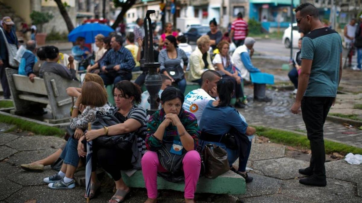 Un grupo de personas espera para solicitar visas en la Sección de Intereses (hoy embajada de EEUU) en La Habana, en el 2014.