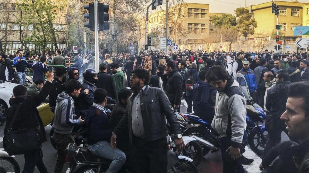 Estudiantes universitarios y otros protestan en Teherán contra el gobierno iraní, el pasado 30 de diciembre.