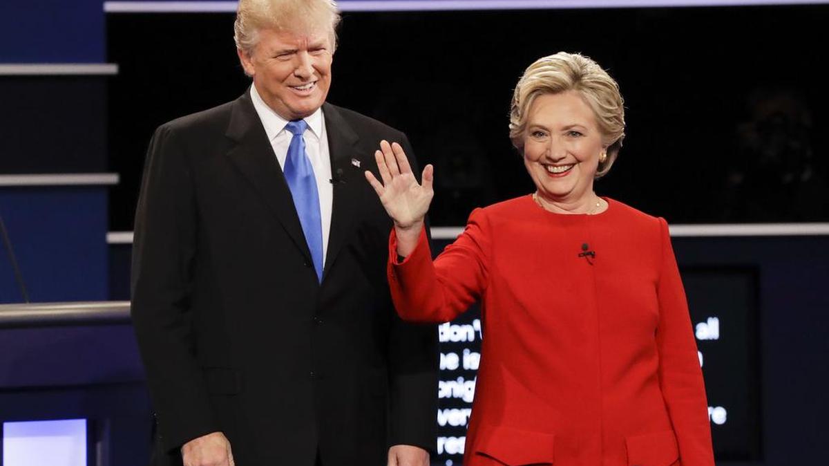 El candidato republicano Donald Trump y la candidata demócrata Hillary Clinton llegan al debate realizado el lunes en la Universidad Hofstra, en Hempstead, Nueva York.