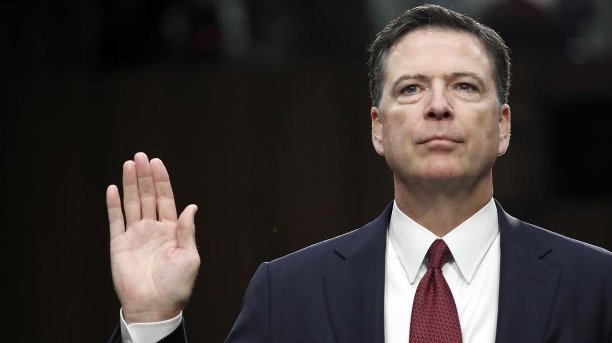 El ex director del FBI James Comey presta juramento ante el comité de inteligencia del Senado.