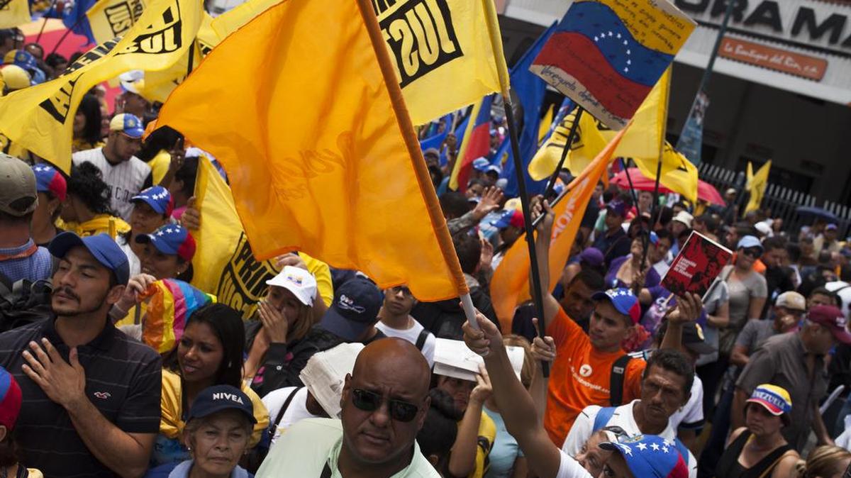 Una multitud de opositores apoya el referendo revocatorio contra el presidente Nicolás Maduro en una protesta en Caracas el sábado pasado.