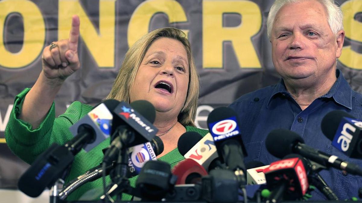 Ileana Ros-Lehtinen, junto a su esposo, Dexter, anuncia su retiro del Congreso.