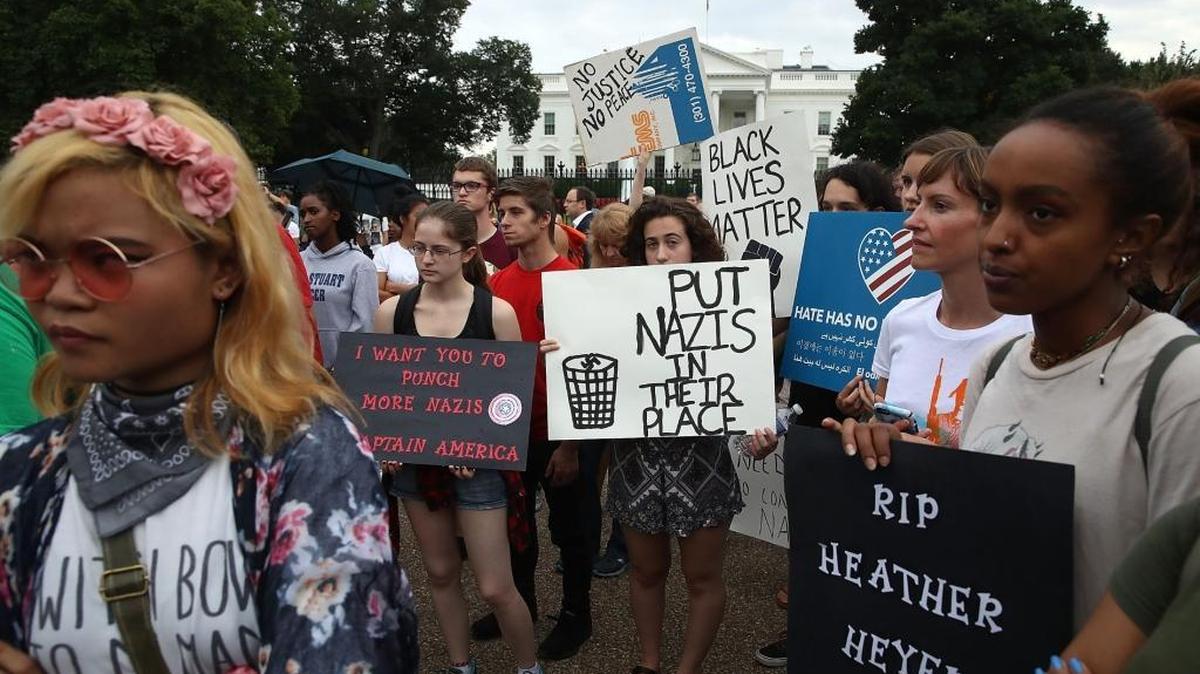 Un grupo de personas se reúne frente a la Casa Blanca, el lunes, para protestar contra los grupos racistas.