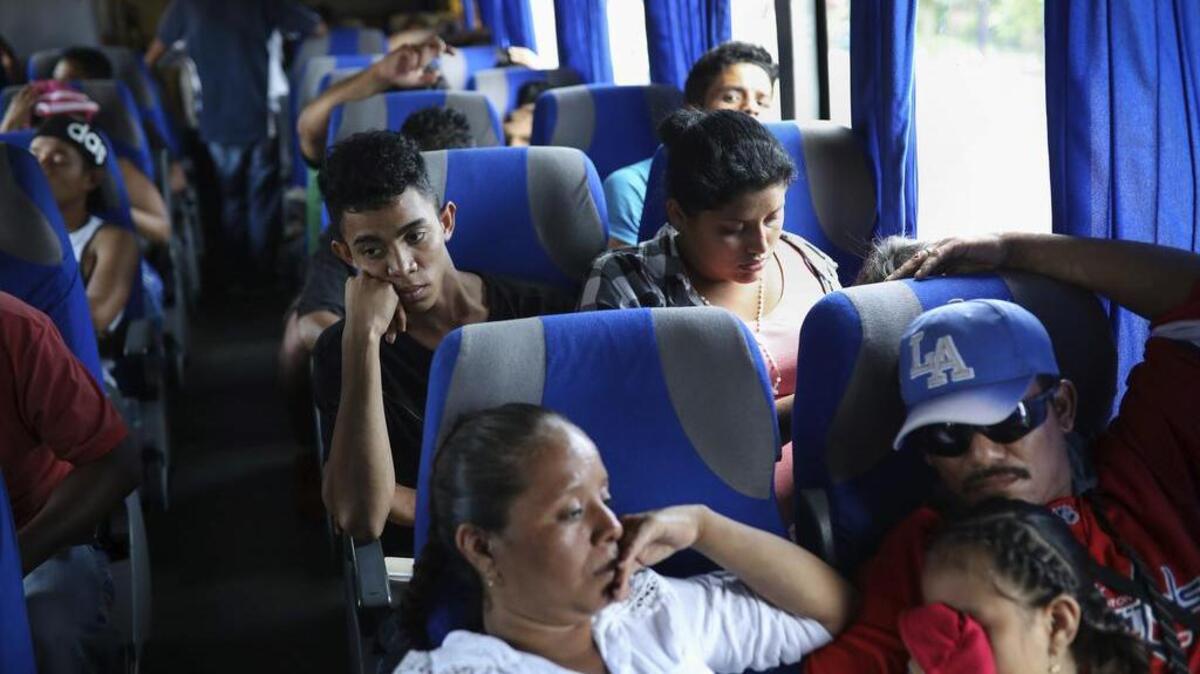 Emigrantes centroamericanos esperan en un autobús que los llevará a la Ciudad de México desde el estado de Oaxaca, el 5 de abril.