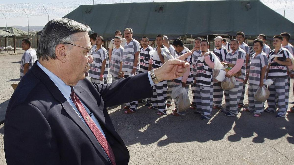Joe Arpaio, ex sheriff del condado de Maricopa, en Arizona, recibió fuertes críticas por su trato hacia los inmigrantes indocumentados.