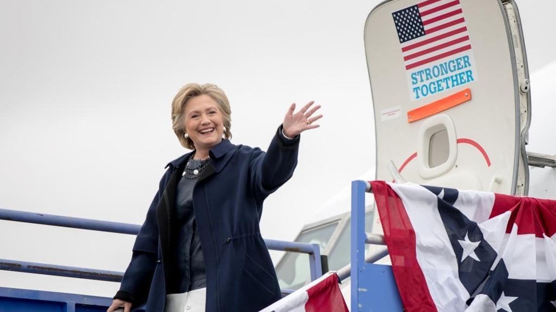 Clinton saluda a su llegada a Pueblo Memorial Airport en Pueblo, Colorado, el miércoles 12, donde asistió a un evento de campaña.