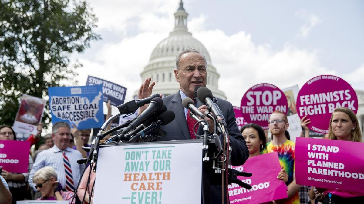 El líder de la minoría del Senado, Chuck Schumer, demócrata por Nueva York, habla sobre la atención de la salud y el Obamacare en una concentración frente al Capitolio de Washington, el pasado septiembre.