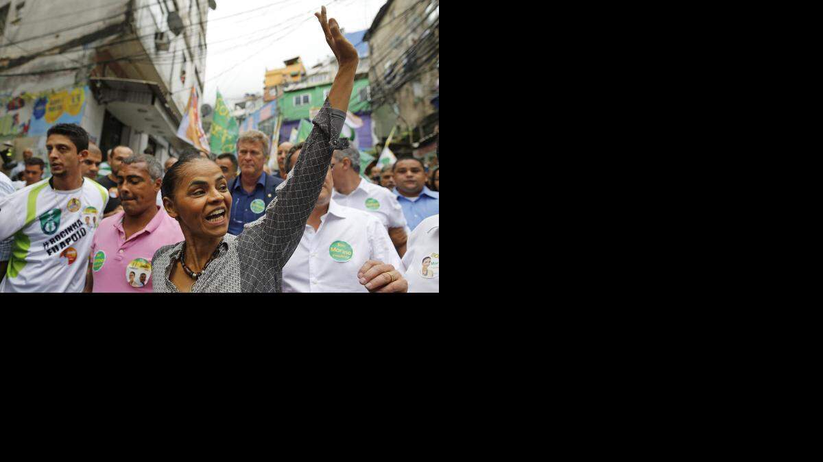 
Marina Silva, candidata presidencial del Partido Socialista de Brasil, hace campaña en la favela Rocinha de Río de Janeiro, el pasado 30 de agosto. Las elecciones en Brasil son el 5 de octubre.
