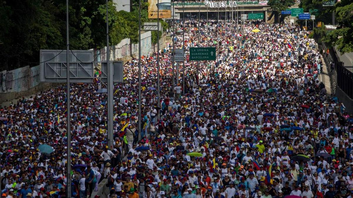 Miles de personas participan en una en una manifestación el 20 de mayo de 2017, en Caracas.