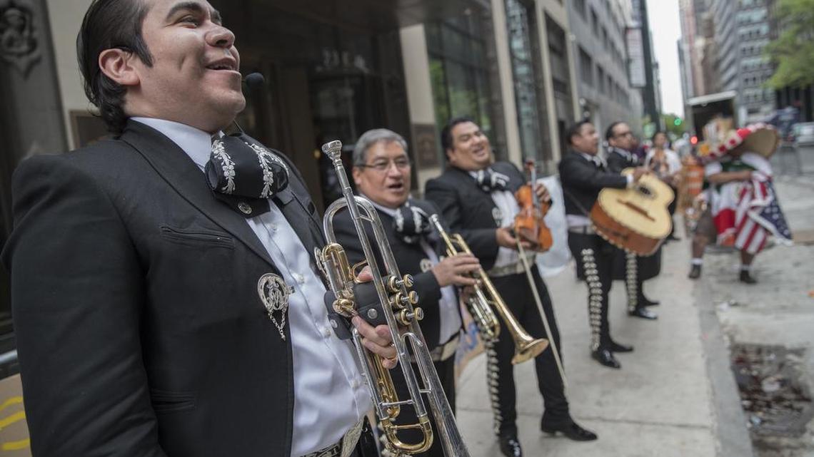 Una banda de mariachis canta el 18 de mayo frente al edificio en Nueva York donde estaba la oficina del abogado Aaron Schlossberg, quien amenazó a los empleados de un restaurante por hablar en español.