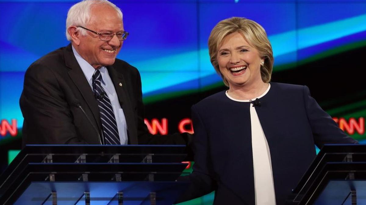 
Los precandidatos presidenciales, el senador Bernie Sanders (independiente por Vermont) y Hillary Clinton, en el debate patrocinado por CNN y Facebook, el 13 de octubre, en Wynn Las Vegas.
