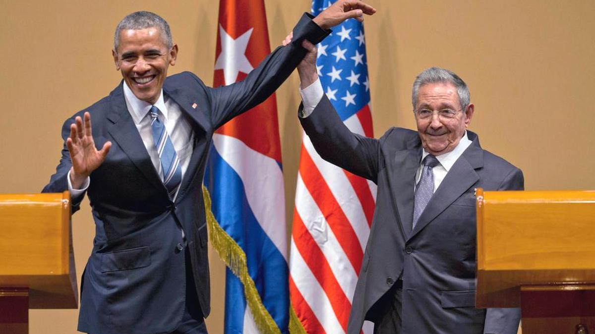 El gobernante cubano Raúl Castro levanta el brazo del entonces presidente de Estados Unidos, Barack Obama, al concluir una conferencia de prensa conjunta en el Palacio de la Revolución, en La Habana.