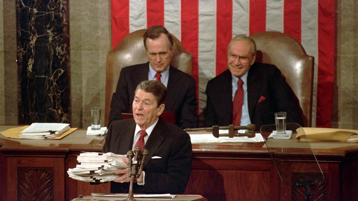 Ronald Reagan durante su discurso sobre el estado de la Unión el 25 de enero de 1988. A sus espaldas, lo escuchan George H.W. Bush y James Wright.