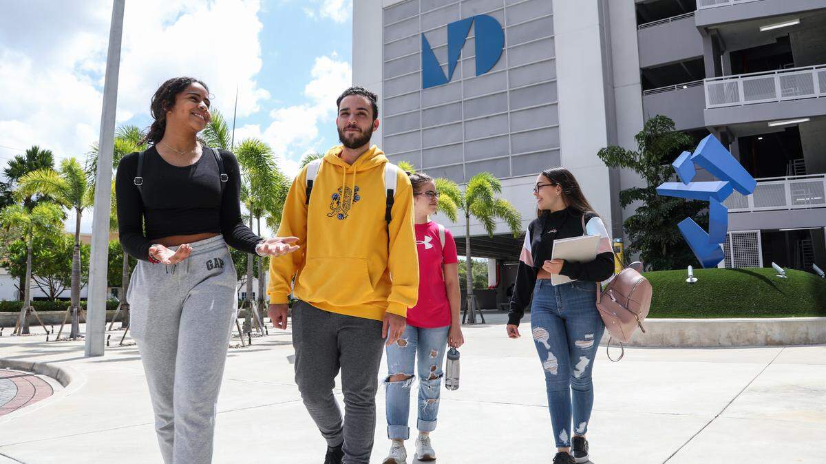Estudiantes durante el comienzo del semestre de otoño, el 19 de septiembre de 2019, en el Recinto Oeste del Miami Dade College.